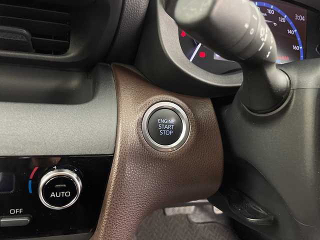 トヨタ ヤリスクロス Z 鹿児島県 2020(令2)年 3.3万km ホワイトパールクリスタルシャイン 純正ディスプレイオーディオ/(Bluetooth/USB/AM/FM)/パノラミックビューモニター/トヨタセーフティセンス/・プリクラッシュセーフティ/・レーントレーシングアシスト/・レーンディパーチャーアラート/・レーダークルーズコントロール/・オートマチックハイビーム/・ロードサインアシスト/パーキングサポートブレーキ/前席シートヒーター/運転席パワーシート/ブラインドスポットモニター/前後ドライブレコーダー/前後コーナーセンサー/純正フロアマット/純正ＡＷ18インチ/ＬＥＤヘッドライト/スマートキー