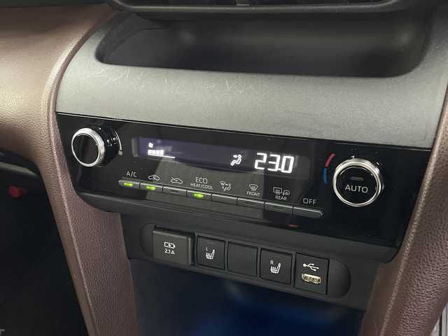 トヨタ ヤリスクロス Z 鹿児島県 2020(令2)年 3.3万km ホワイトパールクリスタルシャイン 純正ディスプレイオーディオ/(Bluetooth/USB/AM/FM)/パノラミックビューモニター/トヨタセーフティセンス/・プリクラッシュセーフティ/・レーントレーシングアシスト/・レーンディパーチャーアラート/・レーダークルーズコントロール/・オートマチックハイビーム/・ロードサインアシスト/パーキングサポートブレーキ/前席シートヒーター/運転席パワーシート/ブラインドスポットモニター/前後ドライブレコーダー/前後コーナーセンサー/純正フロアマット/純正ＡＷ18インチ/ＬＥＤヘッドライト/スマートキー