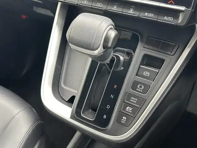 トヨタ ノア ハイブリッド S－Z 愛知県 2023(令5)年 1.6万km ホワイトパールクリスタルシャイン /ワンオーナー//純正メモリナビ//純正フルセグTV//CD/DVD/BT/USB/FM/AM//バックカメラ//ビルトインETC2.0//前後ドライブレコーダー//純正フリップダウン後席モニター//デジタルインナーミラー//AC100V//ヘッドアップディスプレイ//電動パーキングブレーキ//オートブレーキホールドスイッチ//Toyota Safety Sense//追従機能付きクルーズコントロール//プリクラッシュセーフティ//レーンアシスト//オートマチックハイビーム//横滑り防止装置//テレビキャンセラー//DRIVE/EV MODE//ステアスイッチ//補助確認装置//純正LEDオートライト//フロントフォグランプ//オートリトラミラー//ドアバイザー//両側パワースライドドア//シートヒーター(D/N)//ダブル/サイド/カーテンエアバック//スマートキー//スペアキー1本//取扱説明書//ナビ説明書//保証書