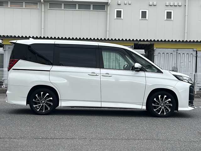 トヨタ ノア ハイブリッド S－Z 愛知県 2023(令5)年 1.6万km ホワイトパールクリスタルシャイン /ワンオーナー//純正メモリナビ//純正フルセグTV//CD/DVD/BT/USB/FM/AM//バックカメラ//ビルトインETC2.0//前後ドライブレコーダー//純正フリップダウン後席モニター//デジタルインナーミラー//AC100V//ヘッドアップディスプレイ//電動パーキングブレーキ//オートブレーキホールドスイッチ//Toyota Safety Sense//追従機能付きクルーズコントロール//プリクラッシュセーフティ//レーンアシスト//オートマチックハイビーム//横滑り防止装置//テレビキャンセラー//DRIVE/EV MODE//ステアスイッチ//補助確認装置//純正LEDオートライト//フロントフォグランプ//オートリトラミラー//ドアバイザー//両側パワースライドドア//シートヒーター(D/N)//ダブル/サイド/カーテンエアバック//スマートキー//スペアキー1本//取扱説明書//ナビ説明書//保証書