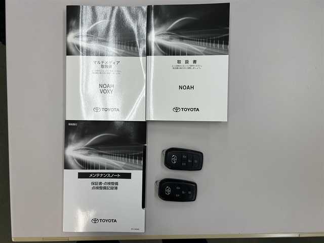 トヨタ ノア ハイブリッド S－Z 愛知県 2023(令5)年 1.6万km ホワイトパールクリスタルシャイン /ワンオーナー//純正メモリナビ//純正フルセグTV//CD/DVD/BT/USB/FM/AM//バックカメラ//ビルトインETC2.0//前後ドライブレコーダー//純正フリップダウン後席モニター//デジタルインナーミラー//AC100V//ヘッドアップディスプレイ//電動パーキングブレーキ//オートブレーキホールドスイッチ//Toyota Safety Sense//追従機能付きクルーズコントロール//プリクラッシュセーフティ//レーンアシスト//オートマチックハイビーム//横滑り防止装置//テレビキャンセラー//DRIVE/EV MODE//ステアスイッチ//補助確認装置//純正LEDオートライト//フロントフォグランプ//オートリトラミラー//ドアバイザー//両側パワースライドドア//シートヒーター(D/N)//ダブル/サイド/カーテンエアバック//スマートキー//スペアキー1本//取扱説明書//ナビ説明書//保証書