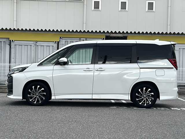 トヨタ ノア ハイブリッド S－Z 愛知県 2023(令5)年 1.6万km ホワイトパールクリスタルシャイン /ワンオーナー//純正メモリナビ//純正フルセグTV//CD/DVD/BT/USB/FM/AM//バックカメラ//ビルトインETC2.0//前後ドライブレコーダー//純正フリップダウン後席モニター//デジタルインナーミラー//AC100V//ヘッドアップディスプレイ//電動パーキングブレーキ//オートブレーキホールドスイッチ//Toyota Safety Sense//追従機能付きクルーズコントロール//プリクラッシュセーフティ//レーンアシスト//オートマチックハイビーム//横滑り防止装置//テレビキャンセラー//DRIVE/EV MODE//ステアスイッチ//補助確認装置//純正LEDオートライト//フロントフォグランプ//オートリトラミラー//ドアバイザー//両側パワースライドドア//シートヒーター(D/N)//ダブル/サイド/カーテンエアバック//スマートキー//スペアキー1本//取扱説明書//ナビ説明書//保証書