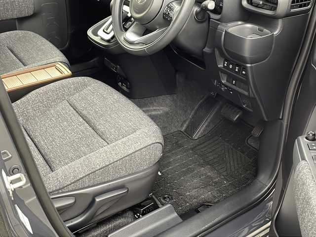 トヨタ シエンタ ハイブリッド Z 兵庫県 2022(令4)年 1.1万km ダークグレー ・純正10.5インチディスプレイナビ&CD&BT&USB&Miracast/・パノラミックビューモニター/・ビルトインETC/・スマートキー/・両側パワースライドドア/・トヨタセーフティセンス/・レーンディパーチャーアラート/・ブラインドスポットモニター/・プリクラッシュセーフティ/・トヨタチームメイト/・プロドライビングアシスト/・クリアランスソナー/・リアクロストラフィックアラート/・リアカメラディテクション/・パーキングサポートブレーキ/・ロードサインアシスト/・アドバンストパーク/・レーダークルーズコントロール/・オートマチックハイビーム/・ドアミラーヒーター/・AC100V電源/・LEDライト