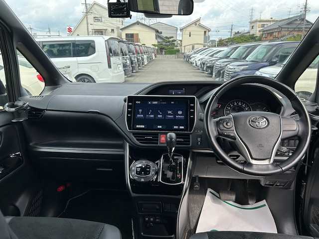 トヨタ ヴォクシー ZS 煌Ⅲ 大阪府 2021(令3)年 6.1万km イナズマスパーキングブラックガラスフレーク １０インチナビ　/フルセグ　/Ｂｌｕｅｔｏｏｔｈ　/バックカメラ　/フリップダウンモニター　/両側パワースライドドア　/ＨＤＭＩ　/クルーズコントロール　/前後ドラレコ　/前後コーナーセンサー　/ＥＴＣ　/フロアーマット