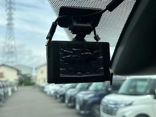 トヨタ ヴォクシー ZS 煌Ⅲ 大阪府 2021(令3)年 6.1万km イナズマスパーキングブラックガラスフレーク １０インチナビ　/フルセグ　/Ｂｌｕｅｔｏｏｔｈ　/バックカメラ　/フリップダウンモニター　/両側パワースライドドア　/ＨＤＭＩ　/クルーズコントロール　/前後ドラレコ　/前後コーナーセンサー　/ＥＴＣ　/フロアーマット