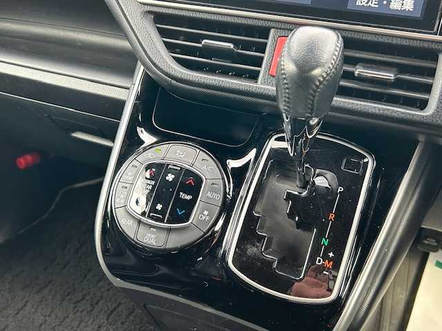 トヨタ ヴォクシー ZS 煌Ⅲ 大阪府 2021(令3)年 6.1万km イナズマスパーキングブラックガラスフレーク １０インチナビ　/フルセグ　/Ｂｌｕｅｔｏｏｔｈ　/バックカメラ　/フリップダウンモニター　/両側パワースライドドア　/ＨＤＭＩ　/クルーズコントロール　/前後ドラレコ　/前後コーナーセンサー　/ＥＴＣ　/フロアーマット