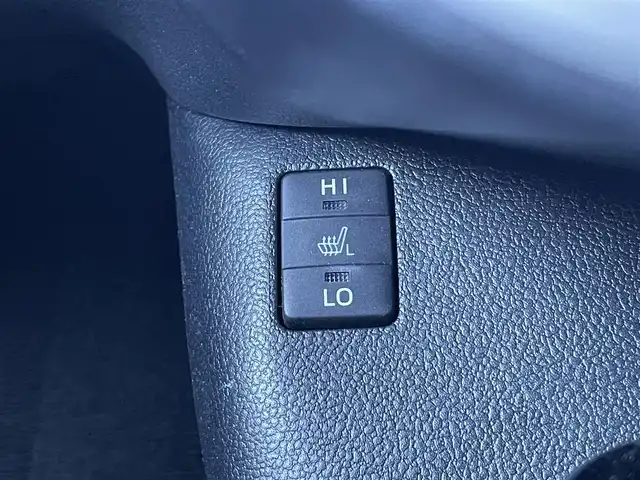 トヨタ プリウス ＰＨＶ A プレミアム 愛知県 2018(平30)年 3万km エモーショナルレッド ・純正11.6インチTコネクトメモリーナビ/・フルセグテレビ/・Bluetooth/USB/AUX接続機能/・ETC2.0/・本革シート/・パワーシート（運転席）/・純正フロアマット/・純正15インチアルミホイール/・純正LEDヘッドライト/・オートマチックハイビーム/・ヘッドアップディスプレイ/・衝突軽減ブレーキ/・レーンキープアシスト/・ブラインドスポットモニター/・アダプティブクルーズコントロール/・パーキングアシスト/・純正ドライブレコーダー