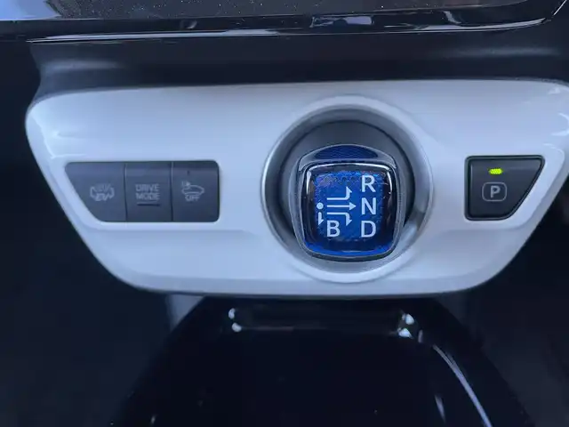 トヨタ プリウス ＰＨＶ A プレミアム 愛知県 2018(平30)年 3万km エモーショナルレッド ・純正11.6インチTコネクトメモリーナビ/・フルセグテレビ/・Bluetooth/USB/AUX接続機能/・ETC2.0/・本革シート/・パワーシート（運転席）/・純正フロアマット/・純正15インチアルミホイール/・純正LEDヘッドライト/・オートマチックハイビーム/・ヘッドアップディスプレイ/・衝突軽減ブレーキ/・レーンキープアシスト/・ブラインドスポットモニター/・アダプティブクルーズコントロール/・パーキングアシスト/・純正ドライブレコーダー