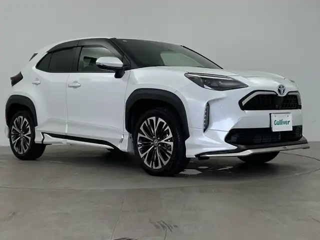 トヨタ ヤリスクロス ハイブリッド Z 鹿児島県 2023(令5)年 1万km プラチナホワイトパールマイカ トヨタセーフティーセンス　/・PCS/・LTA/・BSM/・RCTA/・クリアランスソナー/・ACC/・RSA/モデリスタエアロ　/全方位カメラ　/純正ディスプレイオーディオ　/ＥＴＣ２．０　/前後ドラレコ　/電子パーキング　/・ブレーキホールド　/ハーフレザーシート　/・パワーシート　/・シートヒーター/・ハンドルヒーター/革巻きステアリング/・チルトステアリング/・ステアリングスイッチ/プッシュスタート/・スマートキー/LEDライト/・オートライト/・フォグライト/純正フロアマット/ドアバイザー/電動格納ウィンカーミラー/保証書