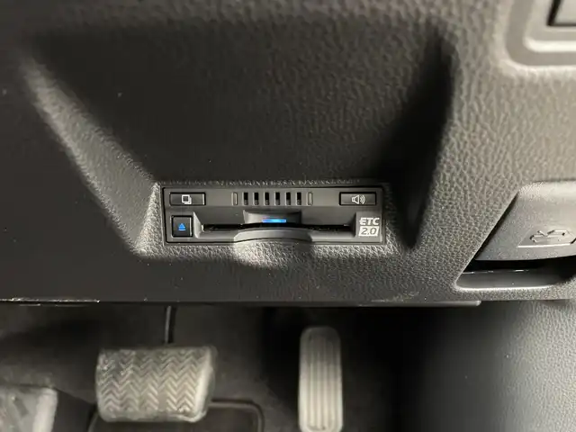トヨタ ヤリスクロス ハイブリッド Z 鹿児島県 2023(令5)年 1万km プラチナホワイトパールマイカ トヨタセーフティーセンス　/・PCS/・LTA/・BSM/・RCTA/・クリアランスソナー/・ACC/・RSA/モデリスタエアロ　/全方位カメラ　/純正ディスプレイオーディオ　/ＥＴＣ２．０　/前後ドラレコ　/電子パーキング　/・ブレーキホールド　/ハーフレザーシート　/・パワーシート　/・シートヒーター/・ハンドルヒーター/革巻きステアリング/・チルトステアリング/・ステアリングスイッチ/プッシュスタート/・スマートキー/LEDライト/・オートライト/・フォグライト/純正フロアマット/ドアバイザー/電動格納ウィンカーミラー/保証書