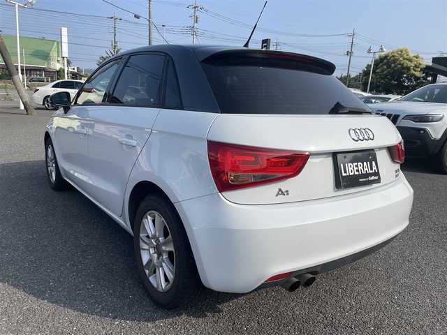 アウディ Ａ１ スポーツバック 1．4TFSI 埼玉県 2013(平25)年 10.1万km グレイシアホワイトメタリック 純正SDナビ/ビルトインETC/純正HIDヘッドライト/オートライト/スマートキー/プッシュスタート/スペアキー/純正15インチアルミホイール/ステアリングリモコン/サイドエアバッグ/カーテンエアバッグ