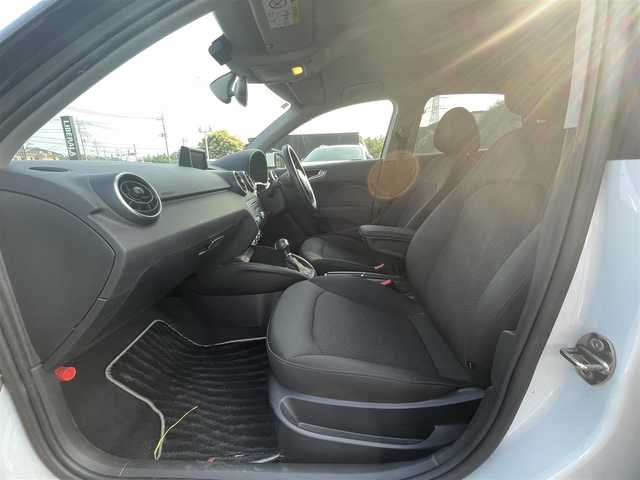 アウディ Ａ１ スポーツバック 1．4TFSI 埼玉県 2013(平25)年 10.1万km グレイシアホワイトメタリック 純正SDナビ/ビルトインETC/純正HIDヘッドライト/オートライト/スマートキー/プッシュスタート/スペアキー/純正15インチアルミホイール/ステアリングリモコン/サイドエアバッグ/カーテンエアバッグ