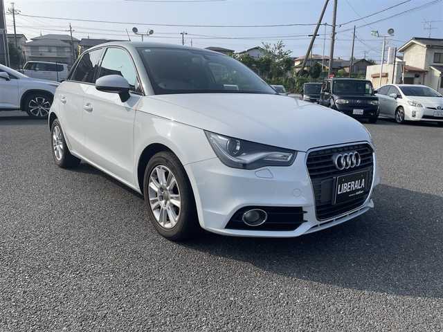 アウディ Ａ１ スポーツバック 1．4TFSI 埼玉県 2013(平25)年 10.1万km グレイシアホワイトメタリック 純正SDナビ/ビルトインETC/純正HIDヘッドライト/オートライト/スマートキー/プッシュスタート/スペアキー/純正15インチアルミホイール/ステアリングリモコン/サイドエアバッグ/カーテンエアバッグ
