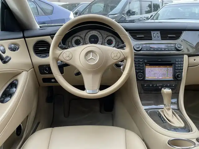 メルセデス・ベンツ ＣＬＳ３５０ AMG スポーツパッケージ 東京都 2008(平20)年 3.2万km ダイヤモンドホワイト 走行31569km/左ハンドル/サンルーフ/レザーシート(ベージュ/前席電動)/純正ナビ/DVDビデオ再生/HDDミュージックレジスター/ドライブレコーダー(ユピテル)/ETC車載器/電動トランクリッド/純正19インチアルミホイール(AMG)/AMGスポーツマフラー/キセノンヘッドランプ/純正スペアキー1本付/取説/整備手帳