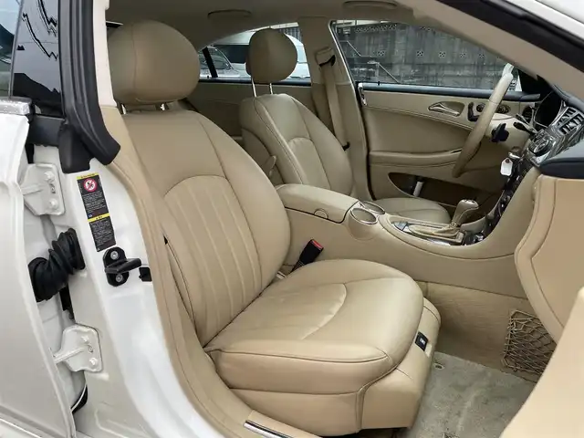 メルセデス・ベンツ ＣＬＳ３５０ AMG スポーツパッケージ 東京都 2008(平20)年 3.2万km ダイヤモンドホワイト 走行31569km/左ハンドル/サンルーフ/レザーシート(ベージュ/前席電動)/純正ナビ/DVDビデオ再生/HDDミュージックレジスター/ドライブレコーダー(ユピテル)/ETC車載器/電動トランクリッド/純正19インチアルミホイール(AMG)/AMGスポーツマフラー/キセノンヘッドランプ/純正スペアキー1本付/取説/整備手帳