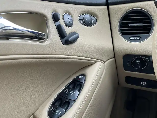 メルセデス・ベンツ ＣＬＳ３５０ AMG スポーツパッケージ 東京都 2008(平20)年 3.2万km ダイヤモンドホワイト 走行31569km/左ハンドル/サンルーフ/レザーシート(ベージュ/前席電動)/純正ナビ/DVDビデオ再生/HDDミュージックレジスター/ドライブレコーダー(ユピテル)/ETC車載器/電動トランクリッド/純正19インチアルミホイール(AMG)/AMGスポーツマフラー/キセノンヘッドランプ/純正スペアキー1本付/取説/整備手帳