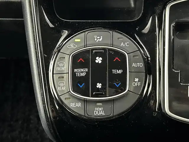 トヨタ ヴォクシー ZS 煌Ⅱ 大分県 2017(平29)年 9.4万km ホワイトパールクリスタルシャイン ワンオーナー/純正SDナビ（NSZT-Y66T）/両側パワースライドドア/バックカメラ/オートライト/オートマチックハイビーム/3列シート/ウォークスルー/チップアップシート/レーンキープアシスト/アイドリングストップ/純正フロアマット/純正アルミホイル16インチ/ETC/LEDヘッドライト