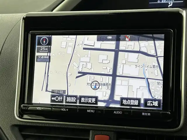 トヨタ ヴォクシー ZS 煌Ⅱ 大分県 2017(平29)年 9.4万km ホワイトパールクリスタルシャイン ワンオーナー/純正SDナビ（NSZT-Y66T）/両側パワースライドドア/バックカメラ/オートライト/オートマチックハイビーム/3列シート/ウォークスルー/チップアップシート/レーンキープアシスト/アイドリングストップ/純正フロアマット/純正アルミホイル16インチ/ETC/LEDヘッドライト