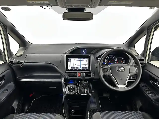 トヨタ ヴォクシー ZS 煌Ⅱ 大分県 2017(平29)年 9.4万km ホワイトパールクリスタルシャイン ワンオーナー/純正SDナビ（NSZT-Y66T）/両側パワースライドドア/バックカメラ/オートライト/オートマチックハイビーム/3列シート/ウォークスルー/チップアップシート/レーンキープアシスト/アイドリングストップ/純正フロアマット/純正アルミホイル16インチ/ETC/LEDヘッドライト