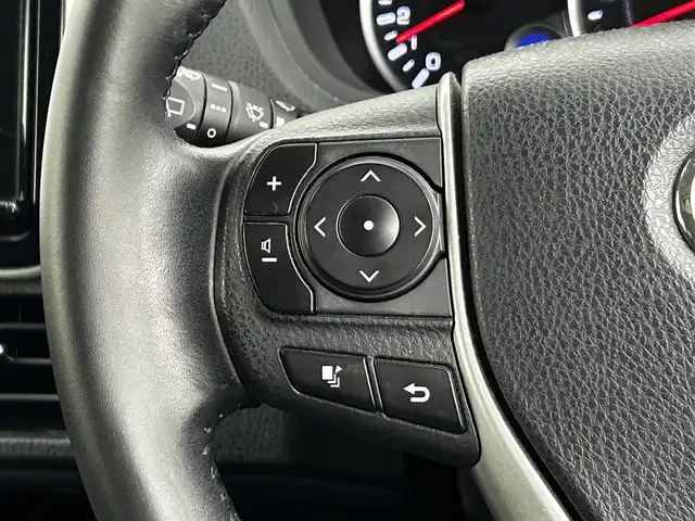 トヨタ ヴォクシー ZS 煌Ⅱ 大分県 2017(平29)年 9.4万km ホワイトパールクリスタルシャイン ワンオーナー/純正SDナビ（NSZT-Y66T）/両側パワースライドドア/バックカメラ/オートライト/オートマチックハイビーム/3列シート/ウォークスルー/チップアップシート/レーンキープアシスト/アイドリングストップ/純正フロアマット/純正アルミホイル16インチ/ETC/LEDヘッドライト