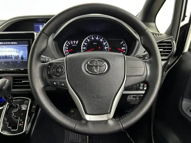 トヨタ ヴォクシー ZS 煌Ⅱ 大分県 2017(平29)年 9.4万km ホワイトパールクリスタルシャイン ワンオーナー/純正SDナビ（NSZT-Y66T）/両側パワースライドドア/バックカメラ/オートライト/オートマチックハイビーム/3列シート/ウォークスルー/チップアップシート/レーンキープアシスト/アイドリングストップ/純正フロアマット/純正アルミホイル16インチ/ETC/LEDヘッドライト