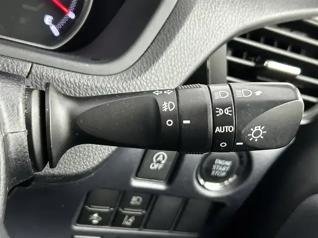 トヨタ ヴォクシー ZS 煌Ⅱ 大分県 2017(平29)年 9.4万km ホワイトパールクリスタルシャイン ワンオーナー/純正SDナビ（NSZT-Y66T）/両側パワースライドドア/バックカメラ/オートライト/オートマチックハイビーム/3列シート/ウォークスルー/チップアップシート/レーンキープアシスト/アイドリングストップ/純正フロアマット/純正アルミホイル16インチ/ETC/LEDヘッドライト