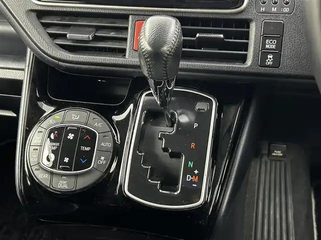 トヨタ ヴォクシー ZS 煌Ⅱ 大分県 2017(平29)年 9.4万km ホワイトパールクリスタルシャイン ワンオーナー/純正SDナビ（NSZT-Y66T）/両側パワースライドドア/バックカメラ/オートライト/オートマチックハイビーム/3列シート/ウォークスルー/チップアップシート/レーンキープアシスト/アイドリングストップ/純正フロアマット/純正アルミホイル16インチ/ETC/LEDヘッドライト