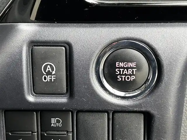 トヨタ ヴォクシー ZS 煌Ⅱ 大分県 2017(平29)年 9.4万km ホワイトパールクリスタルシャイン ワンオーナー/純正SDナビ（NSZT-Y66T）/両側パワースライドドア/バックカメラ/オートライト/オートマチックハイビーム/3列シート/ウォークスルー/チップアップシート/レーンキープアシスト/アイドリングストップ/純正フロアマット/純正アルミホイル16インチ/ETC/LEDヘッドライト