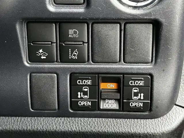 トヨタ ヴォクシー ZS 煌Ⅱ 大分県 2017(平29)年 9.4万km ホワイトパールクリスタルシャイン ワンオーナー/純正SDナビ（NSZT-Y66T）/両側パワースライドドア/バックカメラ/オートライト/オートマチックハイビーム/3列シート/ウォークスルー/チップアップシート/レーンキープアシスト/アイドリングストップ/純正フロアマット/純正アルミホイル16インチ/ETC/LEDヘッドライト