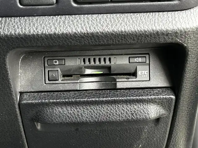 トヨタ ヴォクシー ZS 煌Ⅱ 大分県 2017(平29)年 9.4万km ホワイトパールクリスタルシャイン ワンオーナー/純正SDナビ（NSZT-Y66T）/両側パワースライドドア/バックカメラ/オートライト/オートマチックハイビーム/3列シート/ウォークスルー/チップアップシート/レーンキープアシスト/アイドリングストップ/純正フロアマット/純正アルミホイル16インチ/ETC/LEDヘッドライト