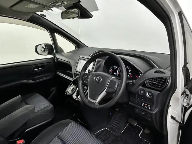 トヨタ ヴォクシー ZS 煌Ⅱ 大分県 2017(平29)年 9.4万km ホワイトパールクリスタルシャイン ワンオーナー/純正SDナビ（NSZT-Y66T）/両側パワースライドドア/バックカメラ/オートライト/オートマチックハイビーム/3列シート/ウォークスルー/チップアップシート/レーンキープアシスト/アイドリングストップ/純正フロアマット/純正アルミホイル16インチ/ETC/LEDヘッドライト