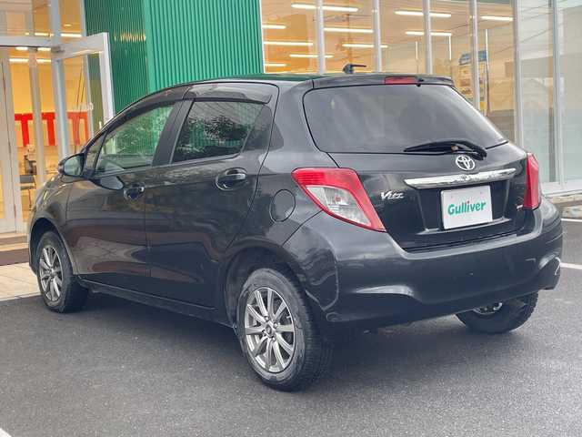 トヨタ ヴィッツ F スマイルエディション 岡山県 2014(平26)年 10.8万km ブラックマイカ 社外アルミホイール14インチ/プッシュスタート/ETC/純正フロアマット/ドアバイザー