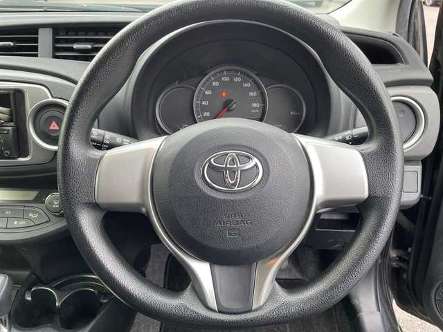 トヨタ ヴィッツ F スマイルエディション 岡山県 2014(平26)年 10.8万km ブラックマイカ 社外アルミホイール14インチ/プッシュスタート/ETC/純正フロアマット/ドアバイザー