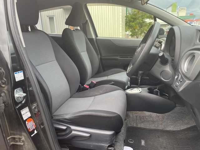 トヨタ ヴィッツ F スマイルエディション 岡山県 2014(平26)年 10.8万km ブラックマイカ 社外アルミホイール14インチ/プッシュスタート/ETC/純正フロアマット/ドアバイザー