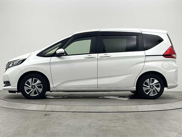 ホンダ フリード ハイブリット G 大阪府 2023(令5)年 3.5万km プラチナホワイトパール 純正7インチSDナビ【VXM-234VFi】/【AM/FM/CD/DVD/Bluetooth/フルセグTV】/バックカメラ/ETC2.0/追従型クルーズコントロール/衝突軽減システム/前後コーナーセンサー/両側電動パワースライドドア/純正フロアマット/LEDヘッドライト/スマートキー/スペアキー×1