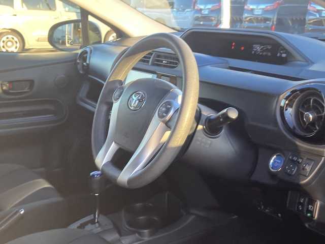 トヨタ アクア S 佐賀県 2017(平29)年 12.3万km ライムホワイトパールクリスタルシャイン 純正SDナビ/CD/DVD/BT/フルセグ/バックカメラ/プリクラッシュセーフティ/レーンキープアシスト/オートハイビーム/ステアリングスイッチ/AUTOライト/プッシュスタート/スマートキー/ビルトインETC/スペアキー