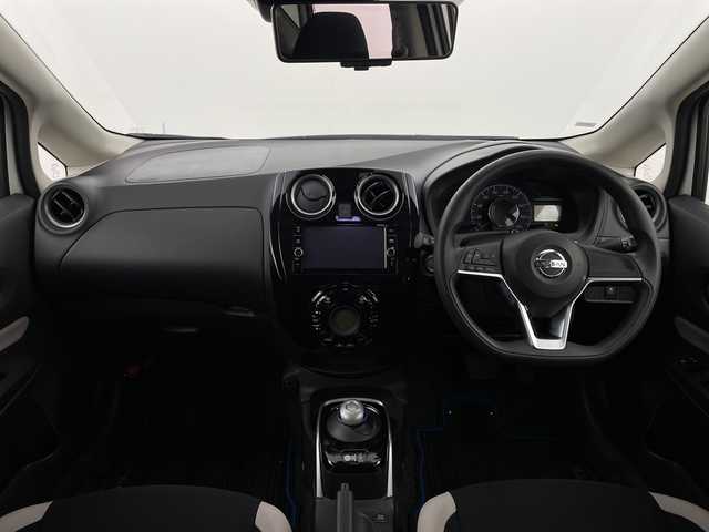 日産 ノート e－パワー X 新潟県 2019(令1)年 1.8万km ブリリアントホワイトパール 純正ナビ/　　フルセグ/CD/DVD/BT/アラウンドビューモニター/LEDオートライト/デジタルインナーミラー/レーンキープ/スマートキー