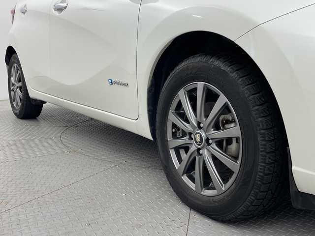 日産 ノート e－パワー X 新潟県 2019(令1)年 1.8万km ブリリアントホワイトパール 純正ナビ/　　フルセグ/CD/DVD/BT/アラウンドビューモニター/LEDオートライト/デジタルインナーミラー/レーンキープ/スマートキー