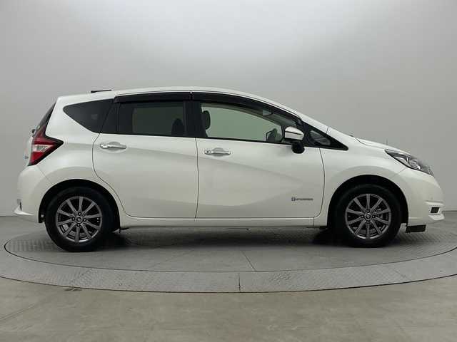 日産 ノート e－パワー X 新潟県 2019(令1)年 1.8万km ブリリアントホワイトパール 純正ナビ/　　フルセグ/CD/DVD/BT/アラウンドビューモニター/LEDオートライト/デジタルインナーミラー/レーンキープ/スマートキー