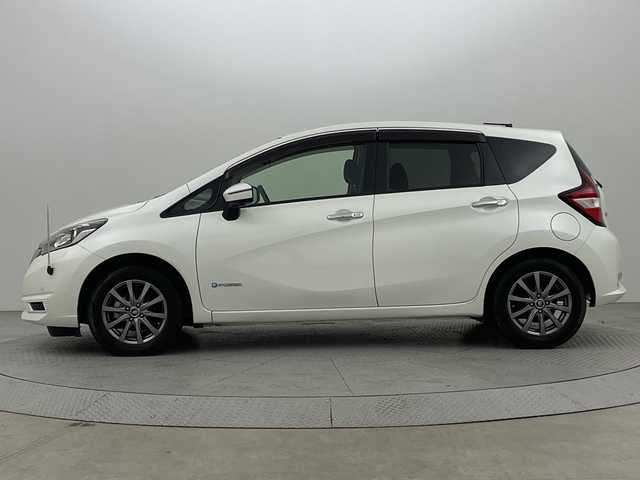 日産 ノート e－パワー X 新潟県 2019(令1)年 1.8万km ブリリアントホワイトパール 純正ナビ/　　フルセグ/CD/DVD/BT/アラウンドビューモニター/LEDオートライト/デジタルインナーミラー/レーンキープ/スマートキー