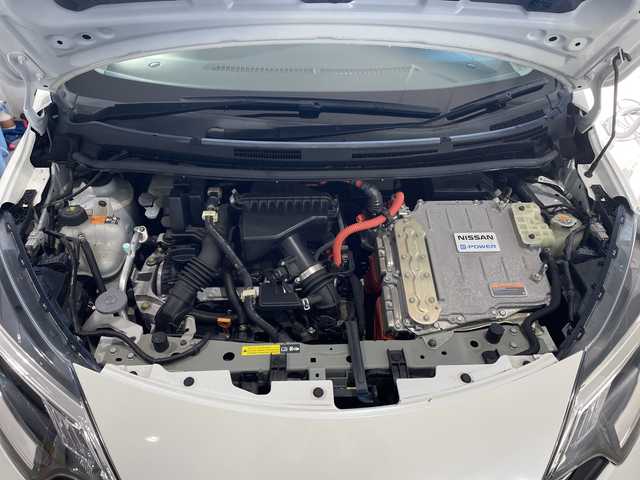 日産 ノート e－パワー X 新潟県 2019(令1)年 1.8万km ブリリアントホワイトパール 純正ナビ/　　フルセグ/CD/DVD/BT/アラウンドビューモニター/LEDオートライト/デジタルインナーミラー/レーンキープ/スマートキー