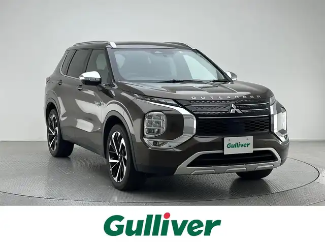 三菱 アウトランダー ＰＨＥＶ G 兵庫県 2022(令4)年 2.2万km 茶 純正メモリーナビ/フルセグTV USB BT /マルチアラウンドビューモニター/パワーバックドア/ワイヤレス充電/ETC/パーキングセンサー/衝突軽減ブレーキ/LKA/BSM/レザーシート/全席シートヒーター/パワーシート/ステアリングヒーター/ルーフレール/LEDヘッドライト/オートライト/オートハイビーム/パドルシフト/純正フロアマット/スペアキー