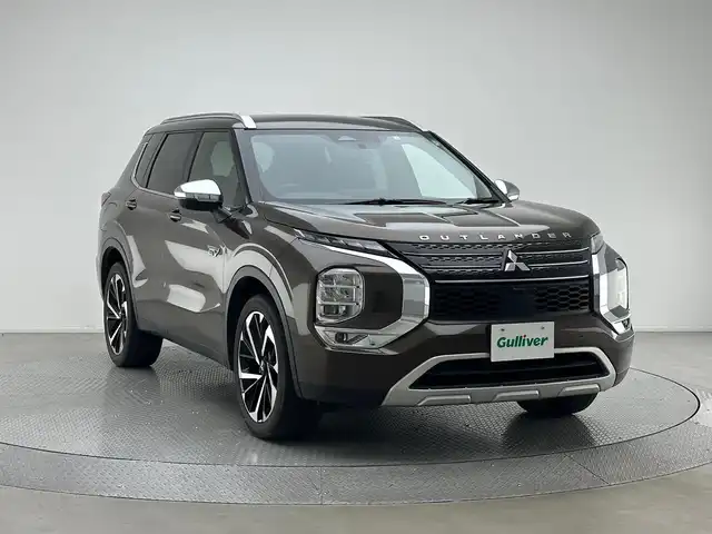 三菱 アウトランダー ＰＨＥＶ G 兵庫県 2022(令4)年 2.2万km 茶 純正メモリーナビ/フルセグTV USB BT /マルチアラウンドビューモニター/パワーバックドア/ワイヤレス充電/ETC/パーキングセンサー/衝突軽減ブレーキ/LKA/BSM/レザーシート/全席シートヒーター/パワーシート/ステアリングヒーター/ルーフレール/LEDヘッドライト/オートライト/オートハイビーム/パドルシフト/純正フロアマット/スペアキー