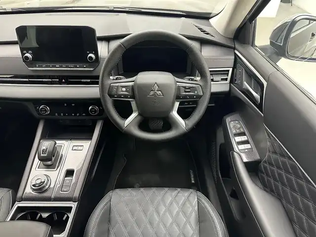 三菱 アウトランダー ＰＨＥＶ G 兵庫県 2022(令4)年 2.2万km 茶 純正メモリーナビ/フルセグTV USB BT /マルチアラウンドビューモニター/パワーバックドア/ワイヤレス充電/ETC/パーキングセンサー/衝突軽減ブレーキ/LKA/BSM/レザーシート/全席シートヒーター/パワーシート/ステアリングヒーター/ルーフレール/LEDヘッドライト/オートライト/オートハイビーム/パドルシフト/純正フロアマット/スペアキー