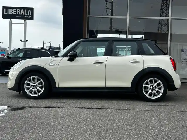 ＭＩＮＩ ミニ クーパー S 富山県 2015(平27)年 7.4万km ペッパー・ホワイト フルセグTV/HDDナビ/バックカメラ/プッシュスタート/ETC/Bluetooth接続/純正ナビ/FM/AMラジオ/フロアマット