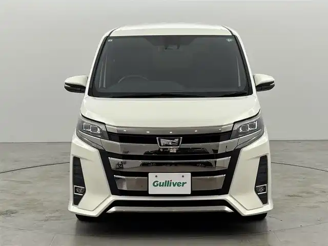 トヨタ ノア Si 福岡県 2017(平29)年 8.3万km ラグジュアリーホワイトパールクリスタルシャインガラスフレーク 後席モニター　/純正９インチナビ　/バックカメラ　/ＥＴＣ　/クルーズコントロール　/コーナーセンサー　/衝突軽減ブレーキ　/レーンキープ　/先行者発進告知　/ＭＴモード付ＡＴ　/片側電動スライドドア　/純正１６インチＡＷ