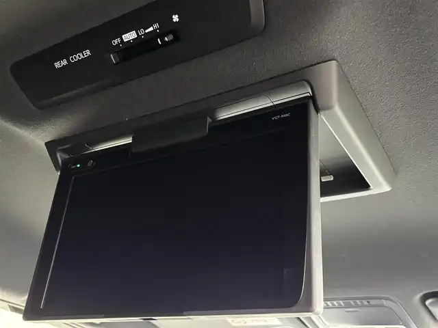 トヨタ ノア Si 福岡県 2017(平29)年 8.3万km ラグジュアリーホワイトパールクリスタルシャインガラスフレーク 後席モニター　/純正９インチナビ　/バックカメラ　/ＥＴＣ　/クルーズコントロール　/コーナーセンサー　/衝突軽減ブレーキ　/レーンキープ　/先行者発進告知　/ＭＴモード付ＡＴ　/片側電動スライドドア　/純正１６インチＡＷ