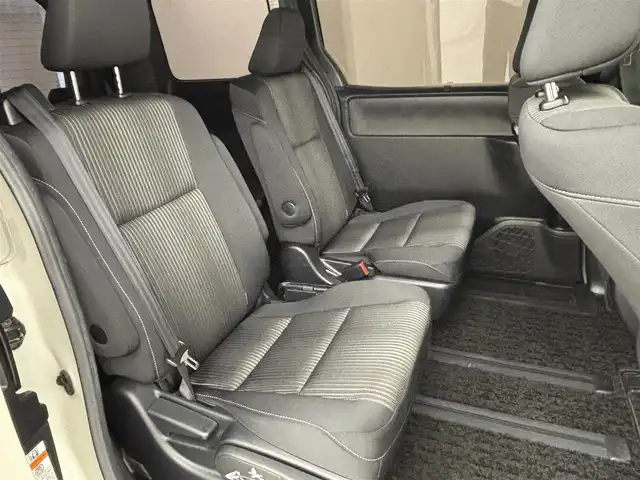 トヨタ ノア Si 福岡県 2017(平29)年 8.3万km ラグジュアリーホワイトパールクリスタルシャインガラスフレーク 後席モニター　/純正９インチナビ　/バックカメラ　/ＥＴＣ　/クルーズコントロール　/コーナーセンサー　/衝突軽減ブレーキ　/レーンキープ　/先行者発進告知　/ＭＴモード付ＡＴ　/片側電動スライドドア　/純正１６インチＡＷ