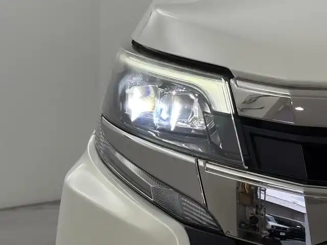 トヨタ ノア Si 福岡県 2017(平29)年 8.3万km ラグジュアリーホワイトパールクリスタルシャインガラスフレーク 後席モニター　/純正９インチナビ　/バックカメラ　/ＥＴＣ　/クルーズコントロール　/コーナーセンサー　/衝突軽減ブレーキ　/レーンキープ　/先行者発進告知　/ＭＴモード付ＡＴ　/片側電動スライドドア　/純正１６インチＡＷ