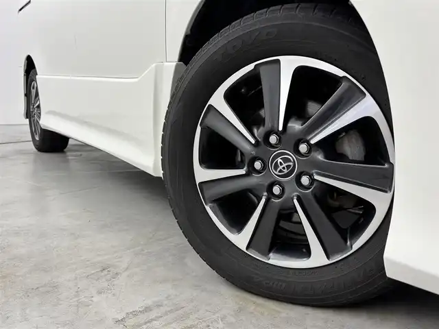 トヨタ ノア Si 福岡県 2017(平29)年 8.3万km ラグジュアリーホワイトパールクリスタルシャインガラスフレーク 後席モニター　/純正９インチナビ　/バックカメラ　/ＥＴＣ　/クルーズコントロール　/コーナーセンサー　/衝突軽減ブレーキ　/レーンキープ　/先行者発進告知　/ＭＴモード付ＡＴ　/片側電動スライドドア　/純正１６インチＡＷ